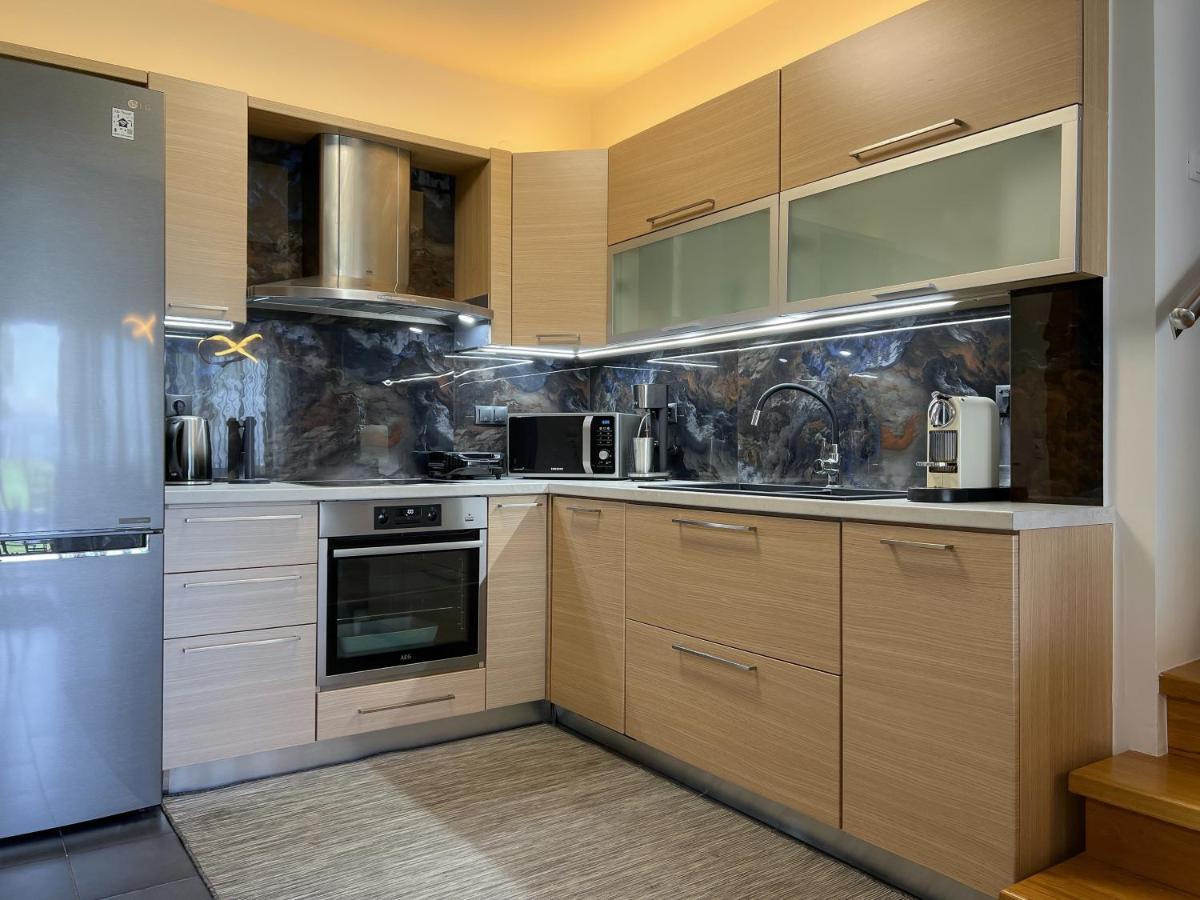 Heaven Luxury Villa Nea Roda Bagian luar foto