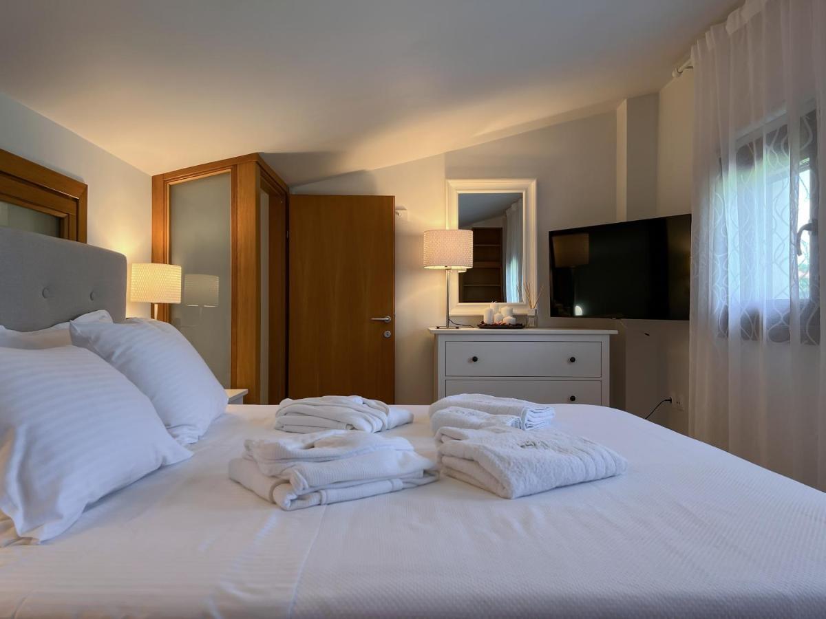 Heaven Luxury Villa Nea Roda Bagian luar foto