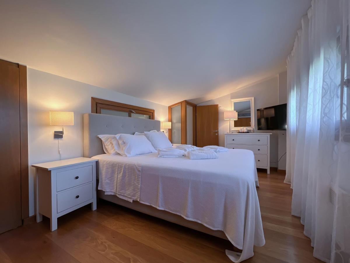 Heaven Luxury Villa Nea Roda Bagian luar foto