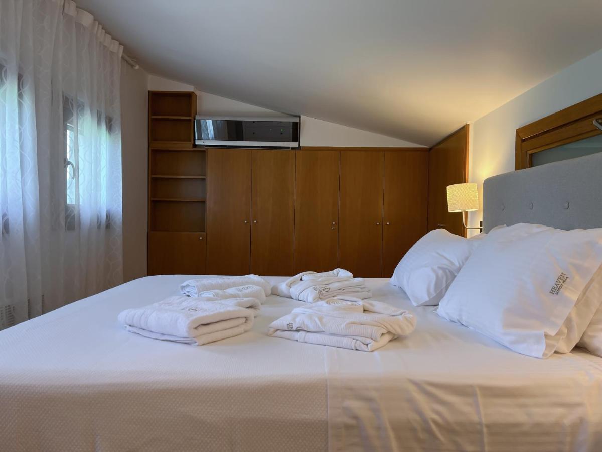 Heaven Luxury Villa Nea Roda Bagian luar foto