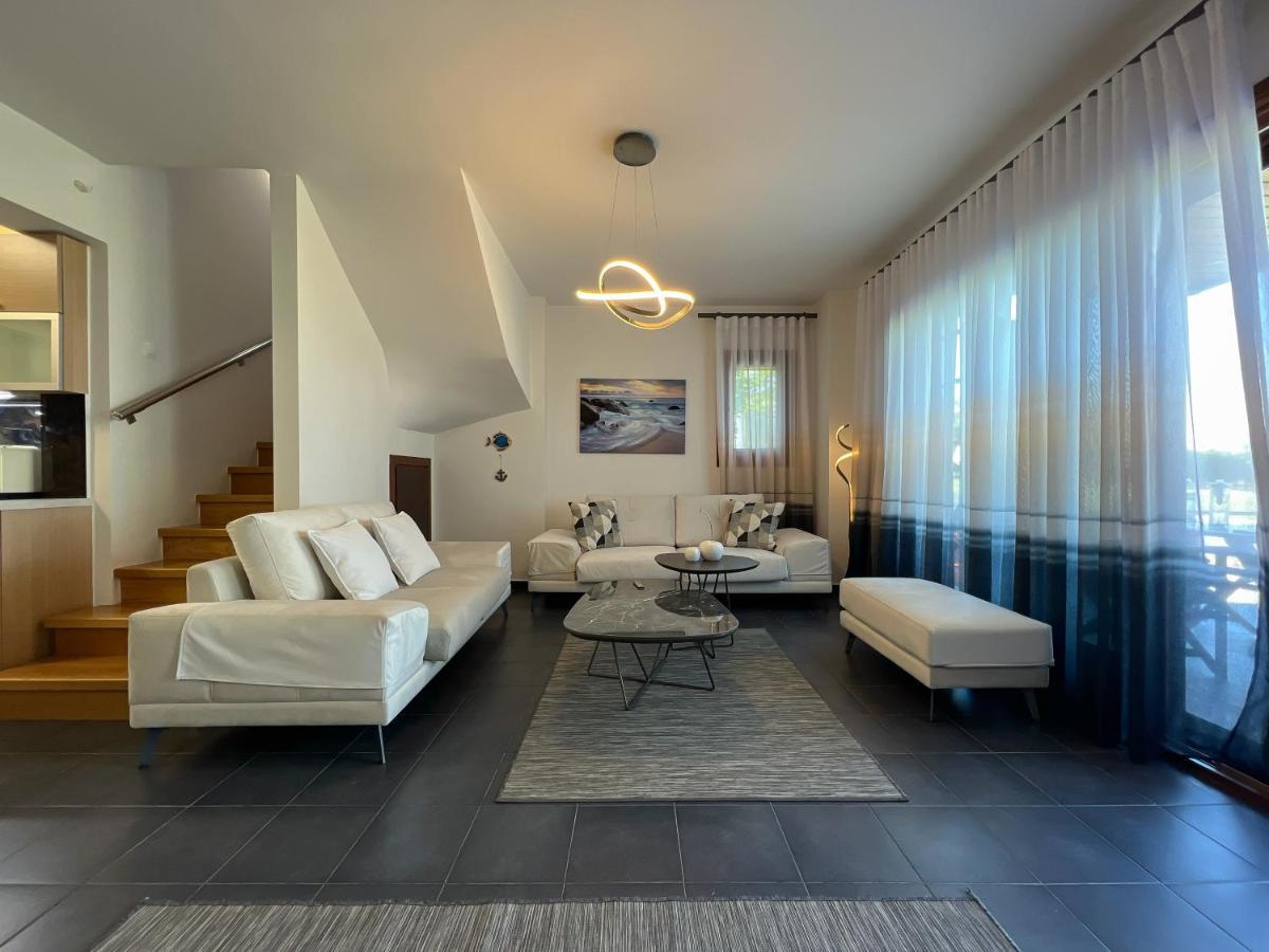 Heaven Luxury Villa Nea Roda Bagian luar foto