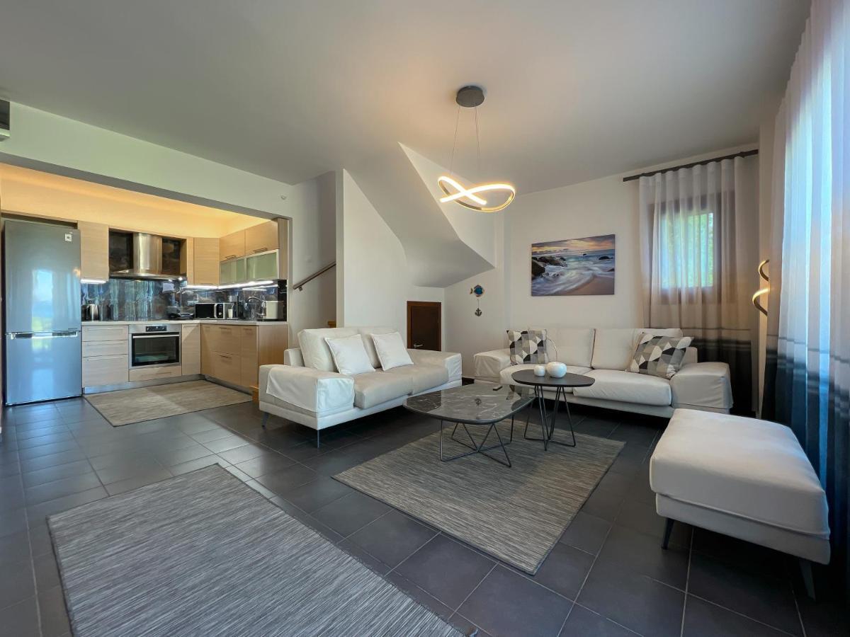 Heaven Luxury Villa Nea Roda Bagian luar foto